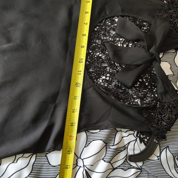 Black lace and flowy fabric sleeveless top. Size small. - Picture 4 of 12